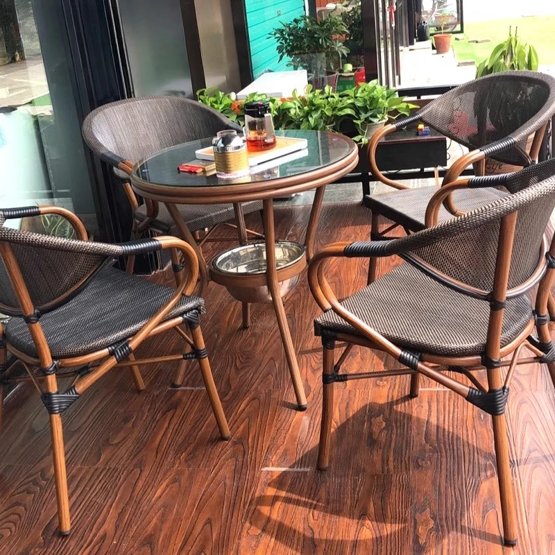Buitentuin rotan binnenplaats  - Coffee Tea Garden recensie en prijs